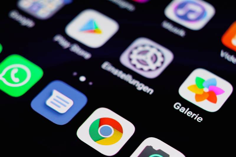 Applications mobiles et web comparées sur un écran de téléphone