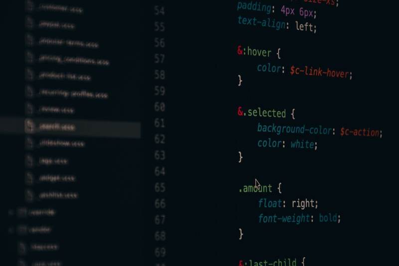 Développement d'une application web avec du code sur deux écrans
