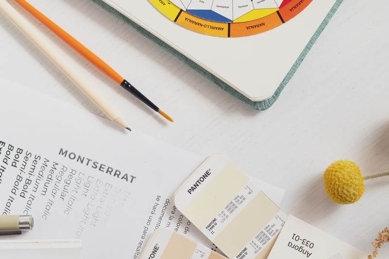 Charte graphique avec échantillons de couleurs et typographies sur un bureau à Annecy