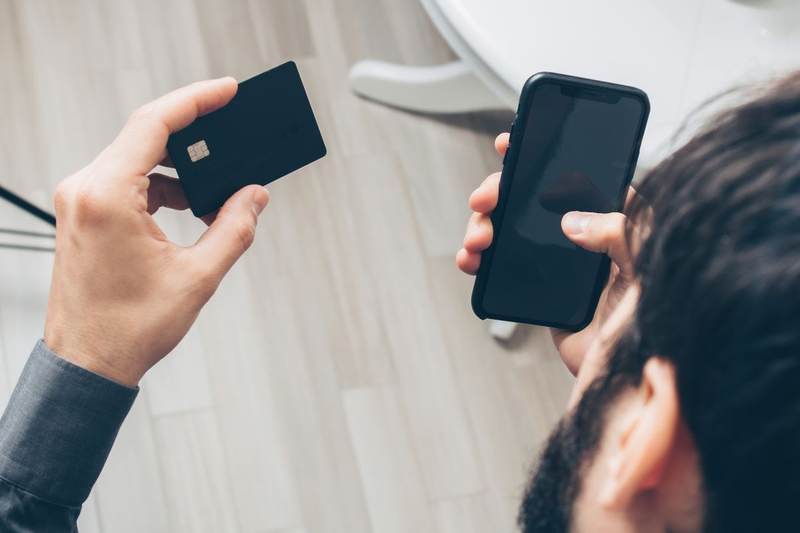 Client achetant un produit sur une boutique en ligne depuis son téléphone