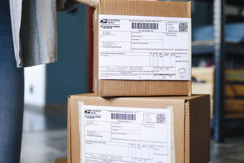 Colis et cartons prêts à être expédiés depuis une boutique e-commerce