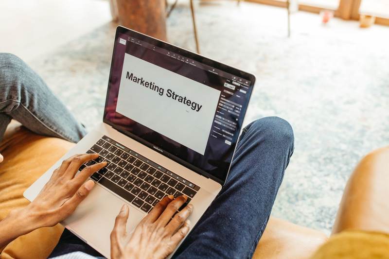 Réunion de stratégie marketing entre SEO et Google Ads dans une agence