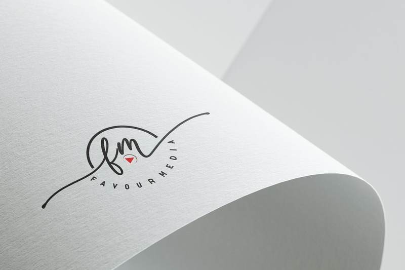 Designer travaillant sur la création d'une identité de marque