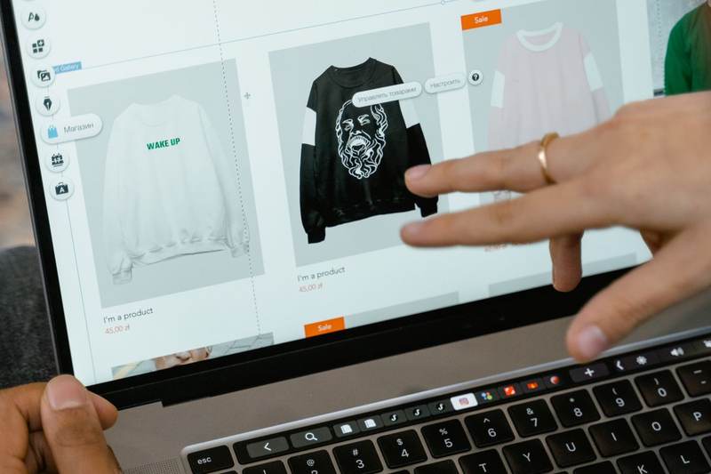 Développement d'une boutique en ligne sur un ordinateur portable en Haute-Savoie