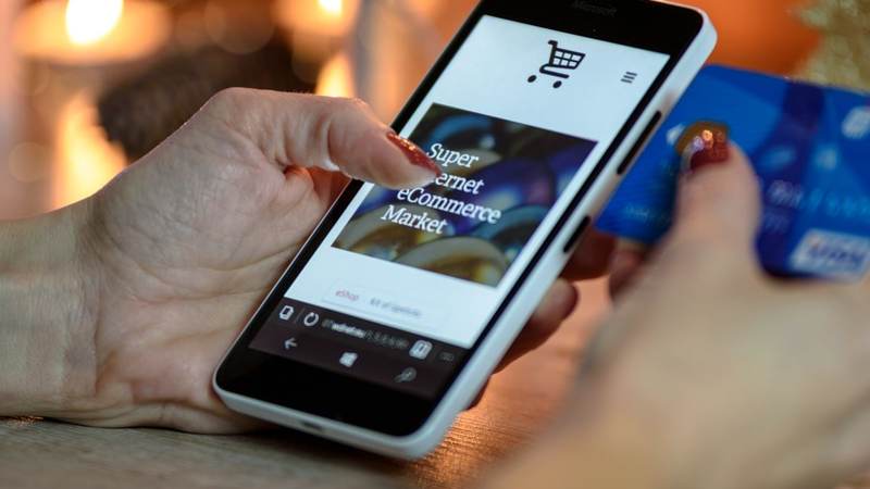 Utilisateur consultant une application sur son smartphone