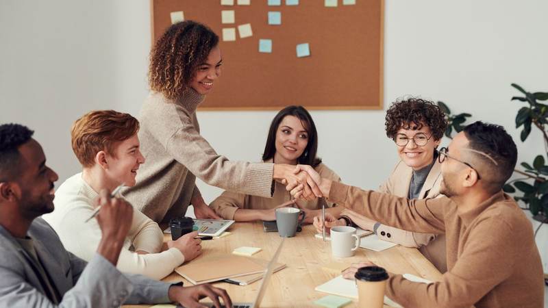 Équipe en réunion pour aligner branding et marketing d'une entreprise en Haute-Savoie