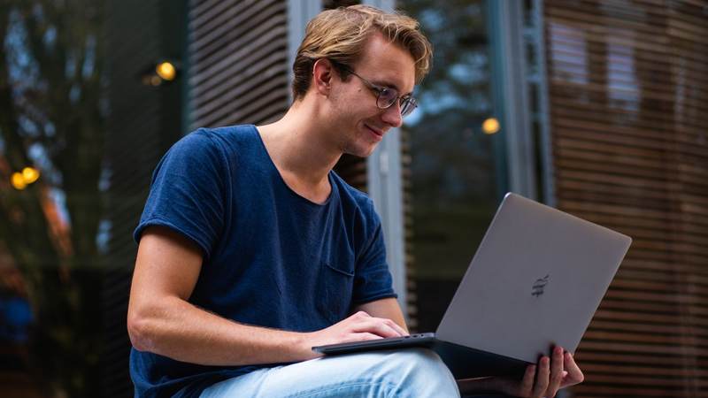 Smartphone affichant des applications de réseaux sociaux pour illustrer les tarifs de gestion