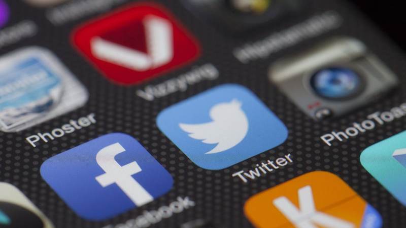Smartphone affichant le profil Instagram d'une entreprise locale en Haute-Savoie