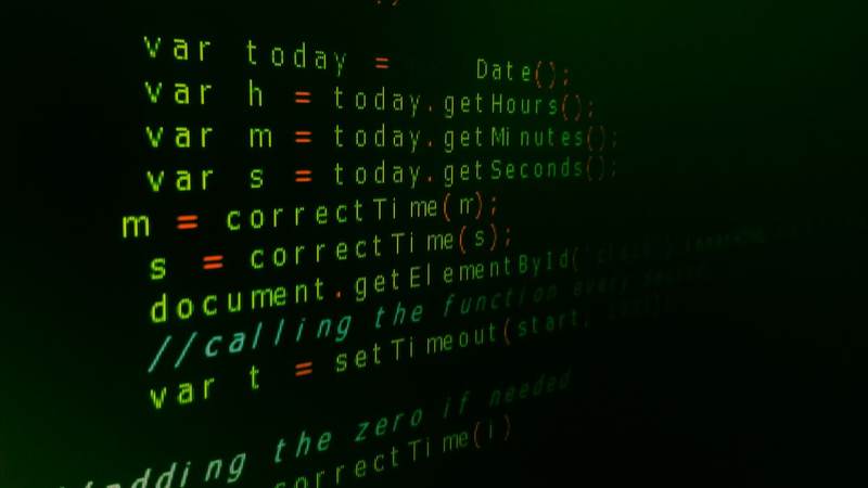 Équipe d'une PME travaillant sur un logiciel métier sur mesure, bureau en Haute-Savoie